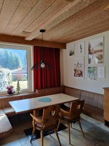 Posedenie v ubytovaní Alpinum Hostel