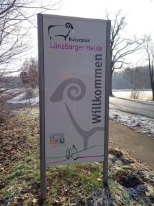 una señal al costado de una carretera en hej atelier Ferienwohnung, en Heiligenthal