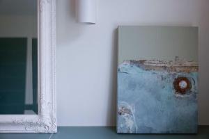 a picture of a painting in a white frame at hej atelier Ferienwohnung in Heiligenthal
