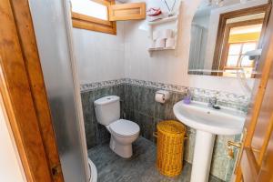 Koupelna v ubytování Apartamentos Rurales Villa-García + 43 fotografií