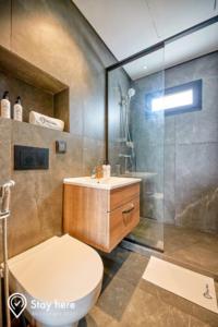 a bathroom with a shower and a toilet and a sink at Stayhere Casablanca - Gauthier 1 - Modern Residence in Casablanca