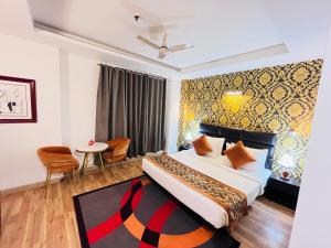 ein Hotelzimmer mit einem Bett und einem Tisch in der Unterkunft Hotel At Residency Kaushambi Couple Friendly in Ghaziabad