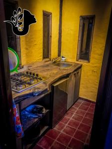 una cocina con fregadero y estufa horno superior en CASA JUANA DE ORO, en Baños
