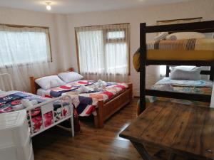 una habitación con dos camas y una litera en CASA JUANA DE ORO, en Baños