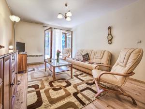 uma sala de estar com um sofá e uma mesa em VisitZakopane - Crocus Apartment em Zakopane