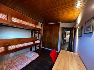 Habitación con 2 literas y mesa de madera. en Chalet à Nahuja, en Nahuja 40 fotos más