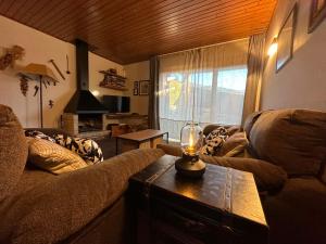 sala de estar con sofá y mesa con velas en Chalet à Nahuja, en Nahuja