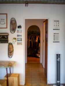 um corredor que leva a um armário com roupas em Hostel Like Quijote em San Carlos de Bariloche