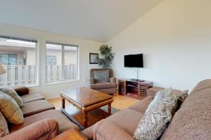 - un salon avec un canapé et une télévision dans l'établissement Newport's Cypress Oceanview Home, à Newport