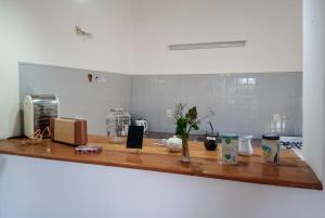 un bancone in cucina con piano di lavoro di Casa mora! a Neuquén