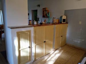 cocina con armarios de madera y encimera en Casa mora! en Neuquén