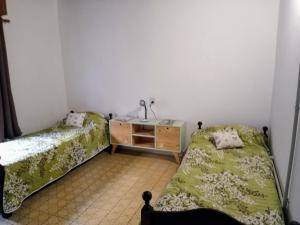 una camera con due letti e un lavandino in esso di Casa mora! a Neuquén