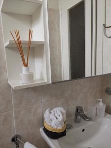 y baño con lavabo y espejo. en AT HOME IN CREMONA, en Cremona