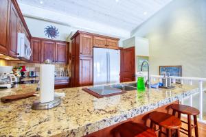 cocina con encimera con fregadero y armarios de madera en Val D Sol #23, en Sun Valley 22 fotos más