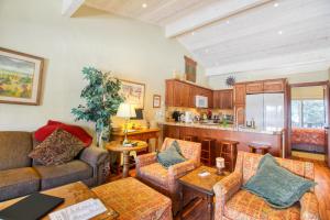 Una sala de estar con un sofá y una cocina. en Val D Sol #23, en Sun Valley
