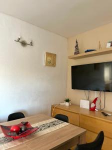 Habitación con mesa, escritorio y TV. en Apartamento Hifrensa, en Hospitalet de l'Infant