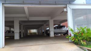 ein Parkhaus mit zwei Autos, die darin geparkt sind in der Unterkunft Avenida Palace Hotel in Mariana