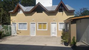 una casa con puertas blancas y entrada en Departamento tipo duplex en San bernardo n°3 en San Bernardo