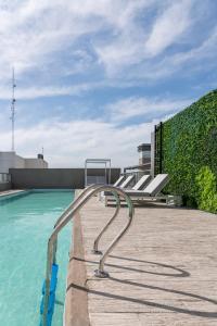una piscina con barandilla metálica en un edificio en Top Rentals Palermo Hollywood en Buenos Aires