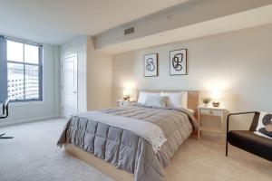 1 dormitorio con 1 cama grande y 1 silla en Spectacular 1BR Condo Located At Pentagon City en Arlington