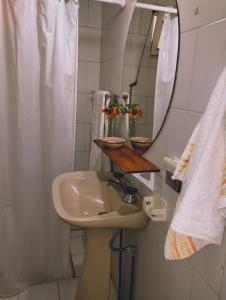La salle de bains est pourvue d'un lavabo et d'un miroir. dans l'établissement Tiempo de Paz, à Guaymallen