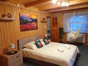 sypialnia z łóżkiem i obrazem na ścianie w obiekcie U HANKI w mieście Białka Tatrzanska