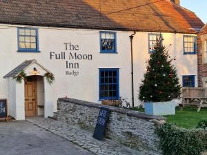 Un árbol de Navidad frente a la posada de luna llena en Full Moon Inn Rudge, en Frome