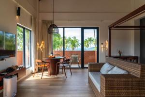 un soggiorno con un divano e un tavolo di Nacpan Beach Resort Managed by H Hospitality Group a El Nido