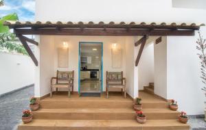 聖佩德羅－達阿爾德亞的住宿－Casa da Mãe - São Pedro da Aldeia，房屋设有两把椅子和门廊
