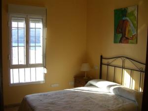 1 dormitorio con cama y ventana en Apartment - 2 Bedrooms - 00119, en Vigo