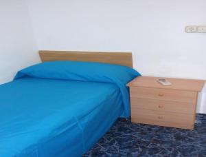 ベナルマデナにあるApartment - 2 Bedrooms with Pool and WiFi - 01985の青いベッドカバーと木製のナイトスタンド付きのベッド