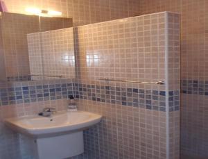Un baño de Apartment - 2 Bedrooms with Pool and WiFi - 01985