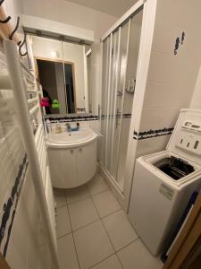 Kúpeľňa v ubytovaní Appartement Cap d Agde Magnifique vue mer + 31 fotografií