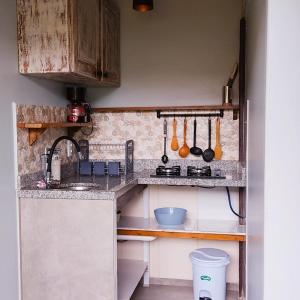 eine Küche mit einer Spüle und einer Arbeitsplatte in der Unterkunft Apartamento Vila dos Sábias in Florianópolis