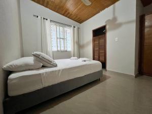 阿卡西亚斯Casa con la mejor ubicación Acacias的一间卧室，配有一张床、枕头和一扇窗户