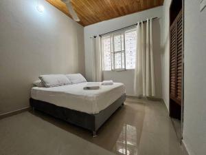 阿卡西亚斯Casa con la mejor ubicación Acacias的一间带床的卧室，位于一间有窗户的房间里