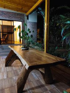 een houten tafel met een potplant erop bij Casa de Toto 3 habitaciones in Puerto Iguazú
