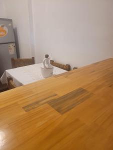uma mesa de madeira com um vaso em cima em Departamento Marta y Horacio em San Bernardo