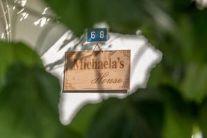 un panneau indiquant le domaine des mitzacs suspendu à une fleur dans l'établissement Michaela's House, à Tsikalariá