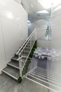 una scala in una stanza con pareti bianche di Optimi Rooms Madrid a Madrid