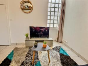 Televízia a/alebo spoločenská miestnosť v ubytovaní Superbe Type 2 - Cosy et Chaleureux