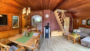 - un salon avec une table et un mur en briques dans l'établissement Holiday home Bozica, à Lokve