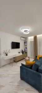 塞薩羅尼基的住宿－Thessaloniki Harmony Life apartment，客厅配有蓝色的沙发和电视
