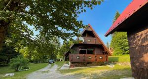 una casa con techo rojo en un patio en Holiday home Bozica, en Lokve
