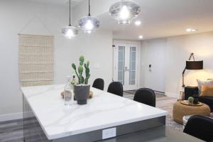 Posezení v ubytování Executive Bsmt Suite, King Bed, 5 min to DT & Whyte Ave, Sleeps 6!