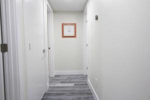 Fotografie z fotogalerie ubytování Executive Bsmt Suite, King Bed, 5 min to DT & Whyte Ave, Sleeps 6! v destinaci Edmonton
