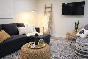 TV a/nebo společenská místnost v ubytování Executive Bsmt Suite, King Bed, 5 min to DT & Whyte Ave, Sleeps 6!