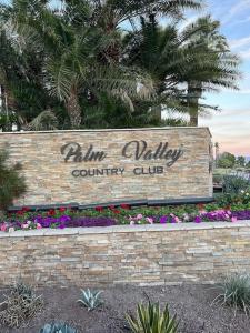 um sinal para o clube de campo de Palm Valley em Palm Paradise em Palm Desert