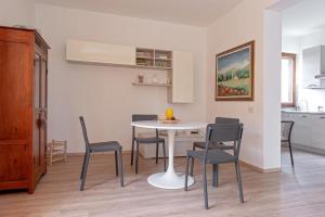 a kitchen and dining room with a table and chairs at Casa i Limori in San Giuliano Terme