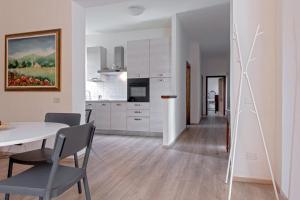 a kitchen and dining room with a table and chairs at Casa i Limori in San Giuliano Terme